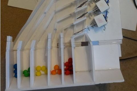 Изобретатель с помощью iPhone отсортировал конфеты по цвету