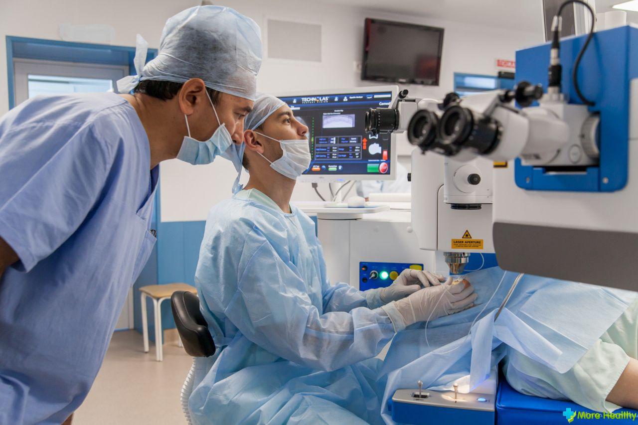 Как проходит лазерная операция. Офтальмология операции лазерная. Лазерные технологии в офтальмологии. Лазерная операция на глаза.