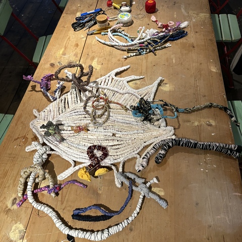 Performance image for Tangling: alte Kleidung in Skulpturen verwandeln