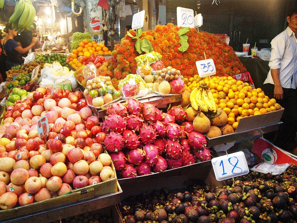 Фрукты в бангкоке. Тайланд Паттайя фрукты. Паттайя Таиланд фруктовый рынок. Тайский фрукт Паттайя. Рынок фруктов в Паттайе.