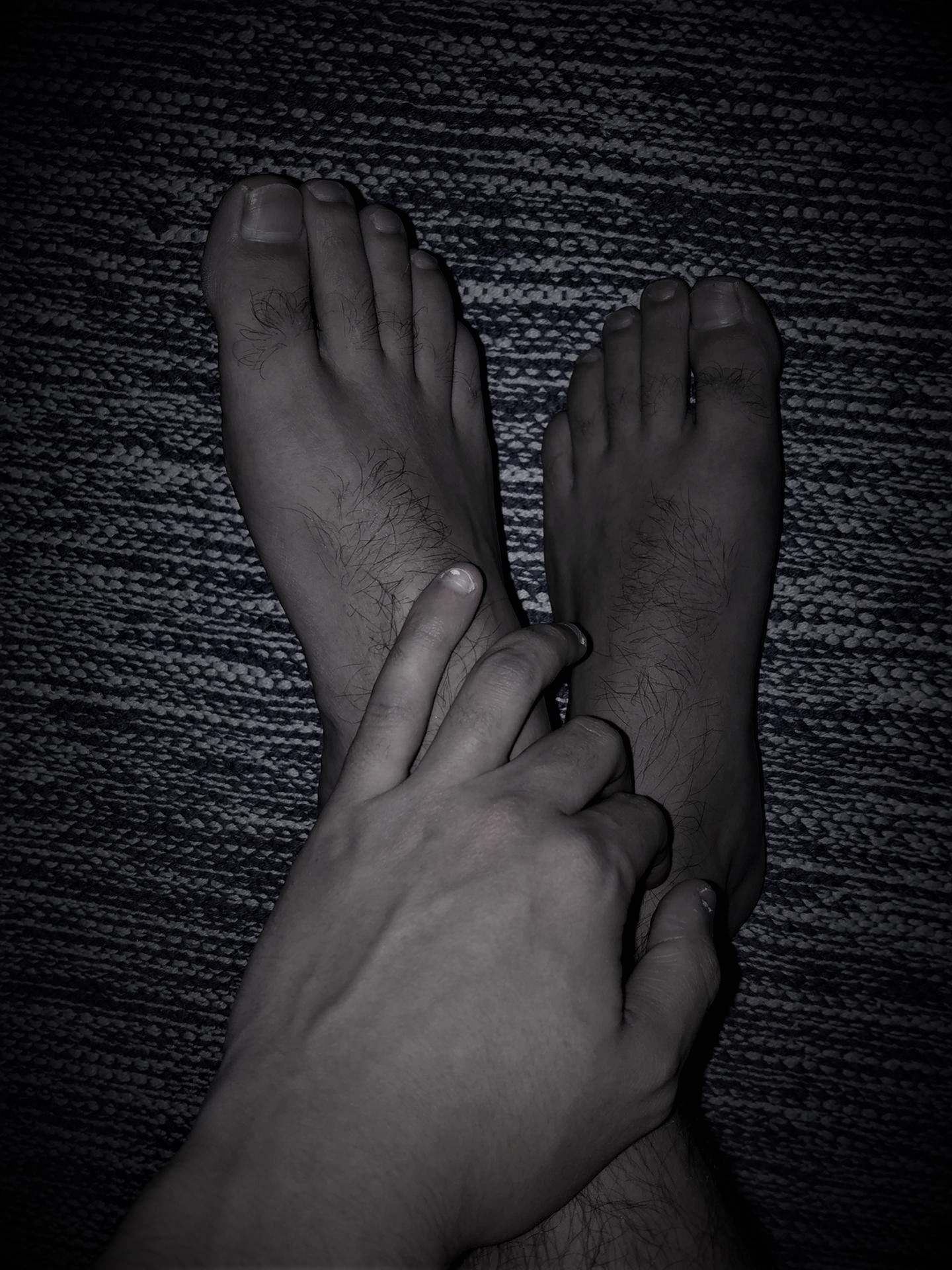 rojo_feet_and_hands