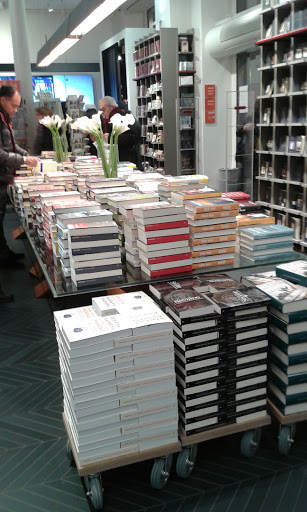 Mondadori Bookstore - Rizzoli Galleria