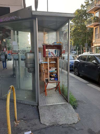 Book-crossing point con telefono