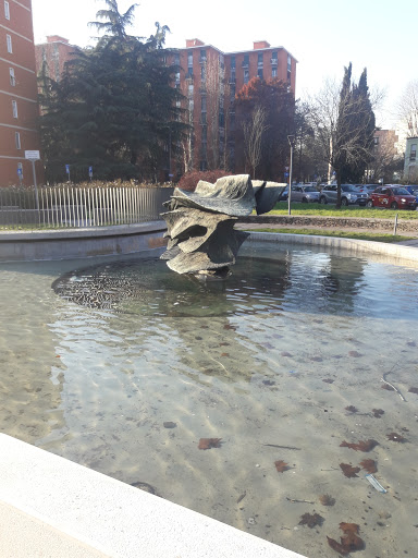 Fontana con scultura di Nino Cassani "Trasformazione"