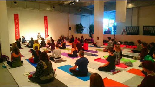 AumShanti Academy: corsi di formazione professionale massaggi, corso massaggio ayurvedico, Yoga Milano