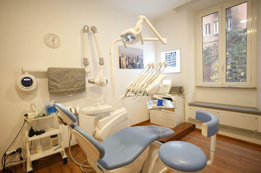 AT Dental Dott. Alberto Pujia | Dentista Roma