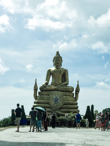 статуя богини земли Пхра Мэ Тхорани