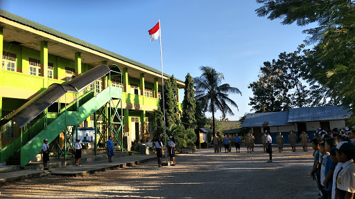 Sekolah Menengah Pertama Katolik Sancta Familia Kupang