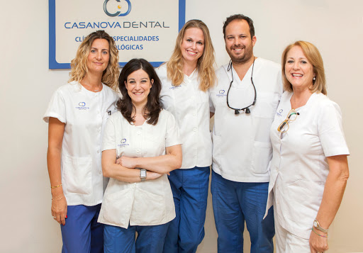 Clínica Casanova Dental - lmplantes, Invisalign