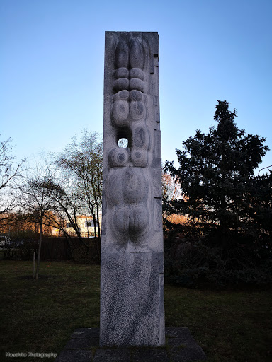 Aufragende Form, Skulptur von Hans Knesl