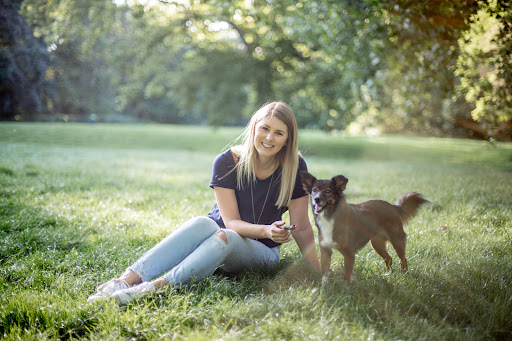 Nicole Tanczer | Tiercoach Wolfsherz | ganzheitliche Hundeverhaltensberatung | natürliche Körpersprache lesen | individuelle Hilfe bei Verhaltensauffälligkeiten vor Ort oder online