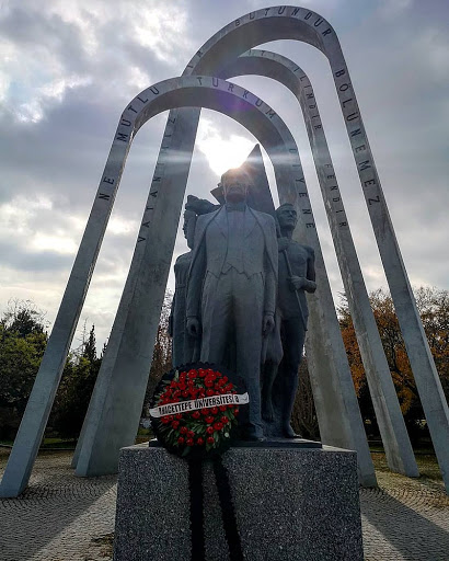 Atatürk ve Gençlik Anıtı