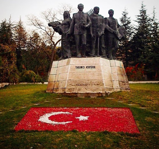 Tarımcı Atatürk Heykeli