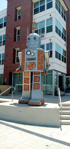 CommTron 2000 (Giant Robot Statue)