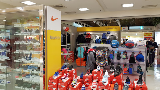 Nike 經銷商門市 - 板橋大遠百 Nike 兒童專賣店