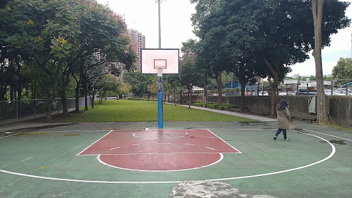線形公園籃球場