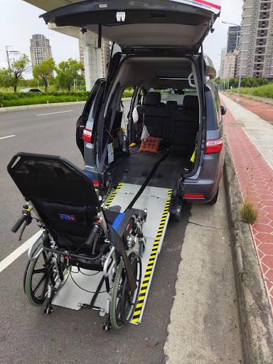 宗哥台中彰化南投復康巴士無障礙輪椅福祉車爬梯機接送。