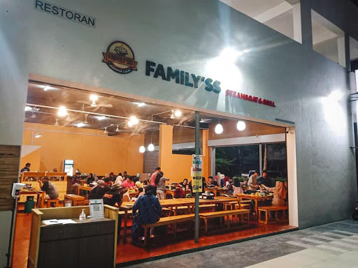 Family’SS Steamboat and Grill