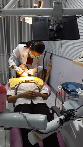 Praktek dokter gigi spesialis orthodonti drg. Risa Yunia, Sp.Ort.