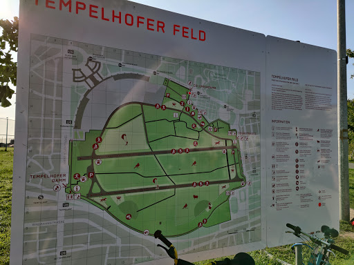 Tempelhofer Feld - Haupteingang Columbiadamm
