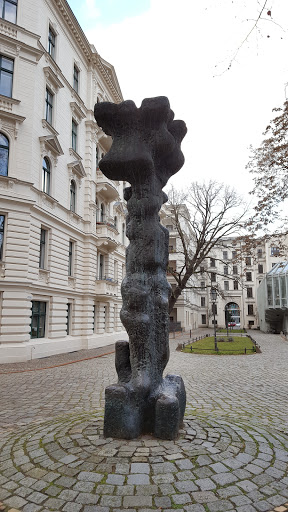 Skulptur Im Hinterhof