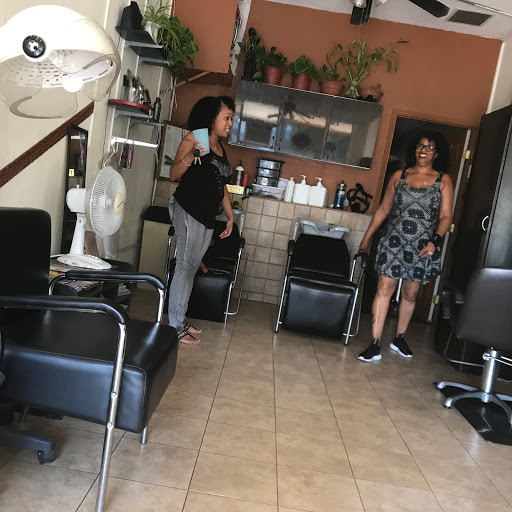 Hot Off da Press hair salon