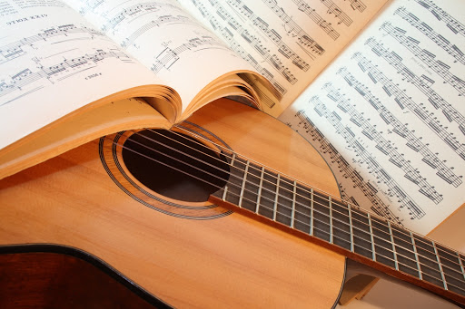 Professor Gabriel - aulas de música: violão, guitarra, baixo, ukulelê e canto