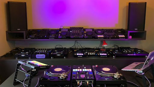 Dínamo Eventos | Locação de Setup DJ, Som e Iluminação.