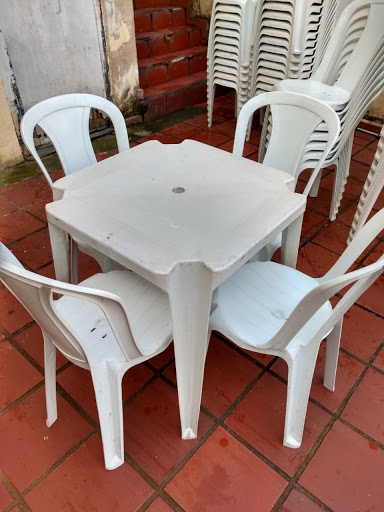 Val mesas e cadeiras