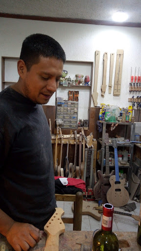 Ortiz Murcio Guitars & Basses
