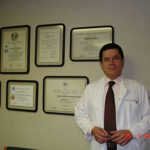 Dr. Jesús Arturo Violante Villanueva, Neurólogo