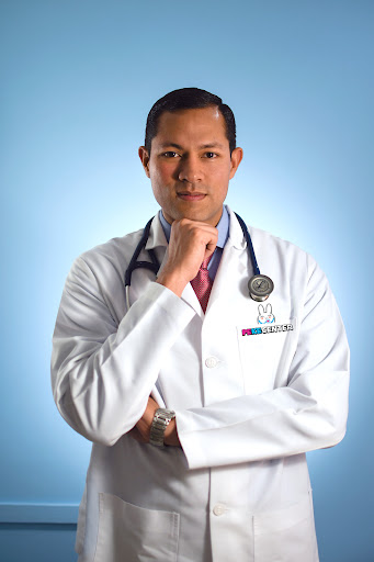 Dr. Kevin R. González Arana, Pediatra