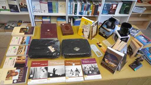 Le Paraclet Gifts & Bookstore / Maison De La Bible