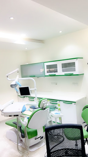 مركز الابتسامة البراقة لطب وتقويم الاسنان - جلدية - تجميل طريق الملك عبدالله - حي الرائد، الرياض 12356