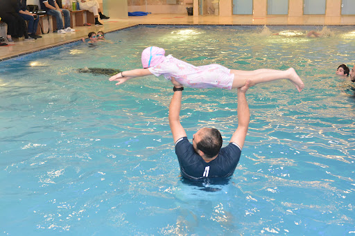 أكاديمية الشرق الرياضية لتدريب السباحة للأطفال