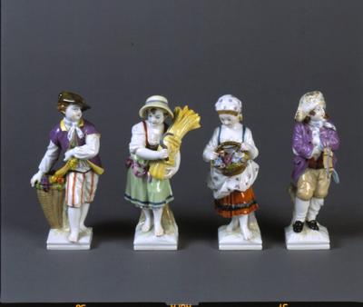 CZTERY FIGURKI PORCELANOWE