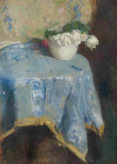 BIAŁE RÓŻE NA NIEBIESKIEJ DRAPERII, LIPIEC 1921
