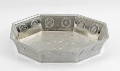 NAKRYWA OŚMIOBOCZNA DEKOROWANA NUMIZMATAMI