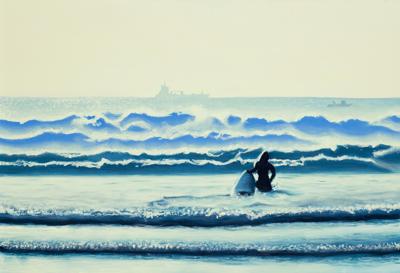 KOBIETA Z DESKĄ SURFINGOWĄ WCHODZĄCA DO OCEANU