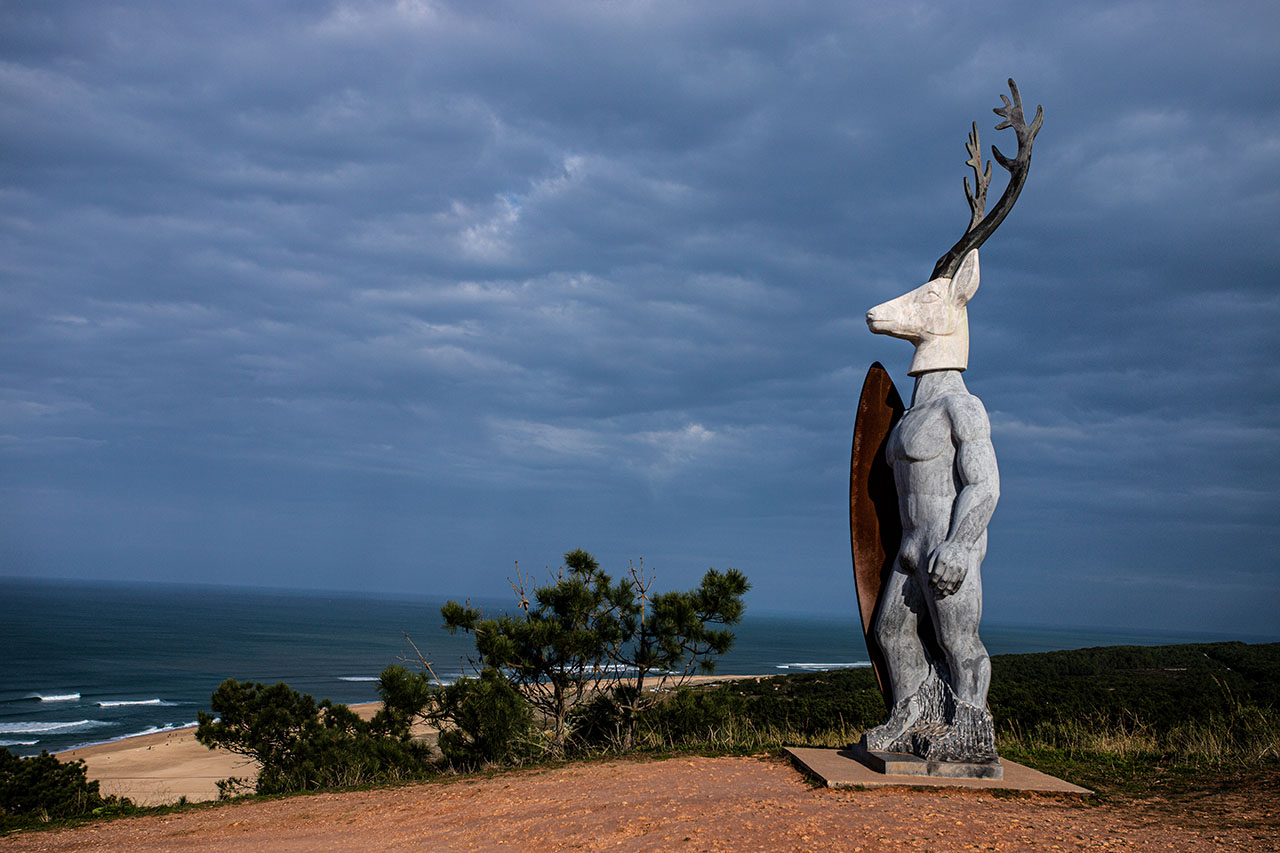 Escultura Veado Surfista