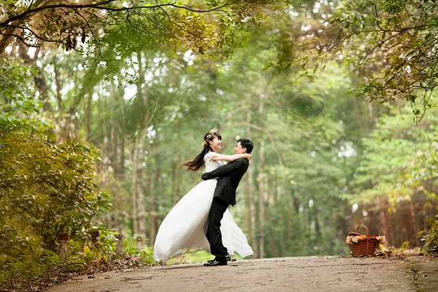 תכנון חתונה בחוץ: מה לקחת בחשבון כשמארחים חגיגה באוויר הפתוח