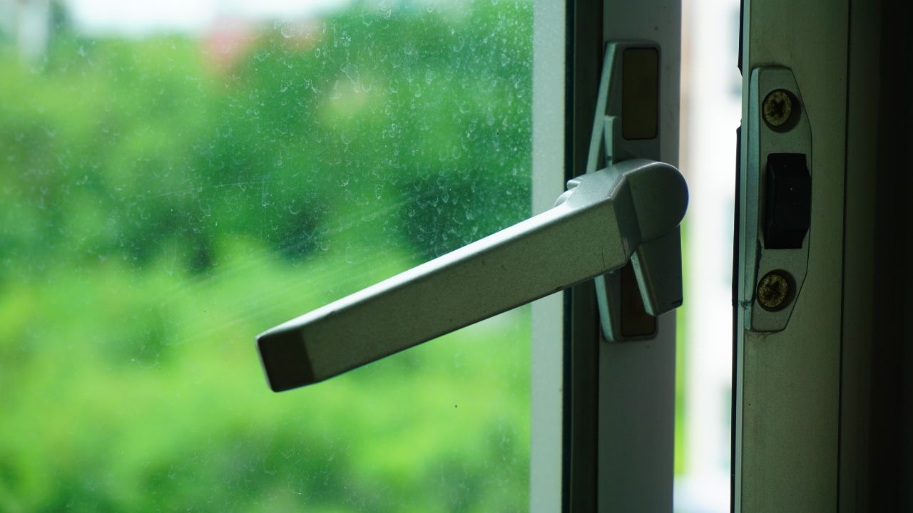 ביטחון למגורים ומסחר: המשמעות של מנעולים לחלונות הזזה