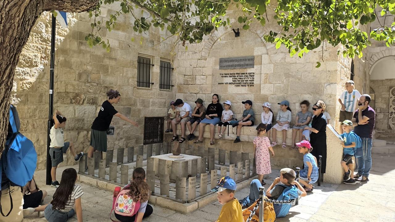 לודאים מסיירים בעיר העתיקה של ירושלים לקראת ציון חורבן הבית