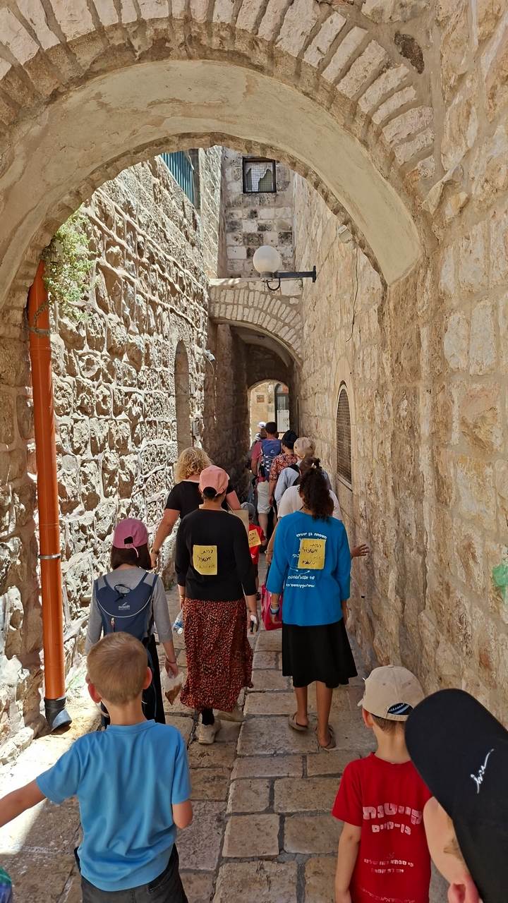 צועדים ברחובות ירושלים בדרך אל הכותל המערבי