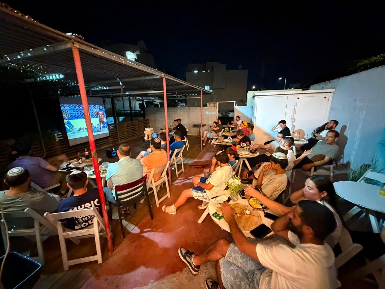 צעירים וסטודנטים. פאבליק פאב מארח את הקרנת המשחק בין ספרד לארגנטינה