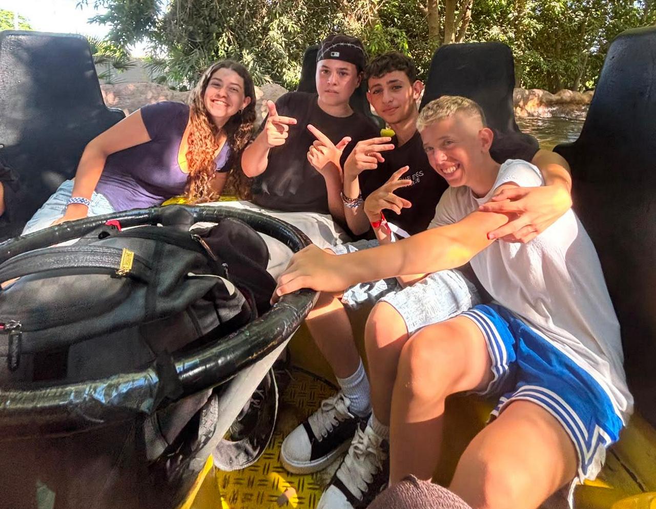 מבלים ונהנים. הנוער של יצא לטיול ויום כיף בסופרלנד הישראלי
