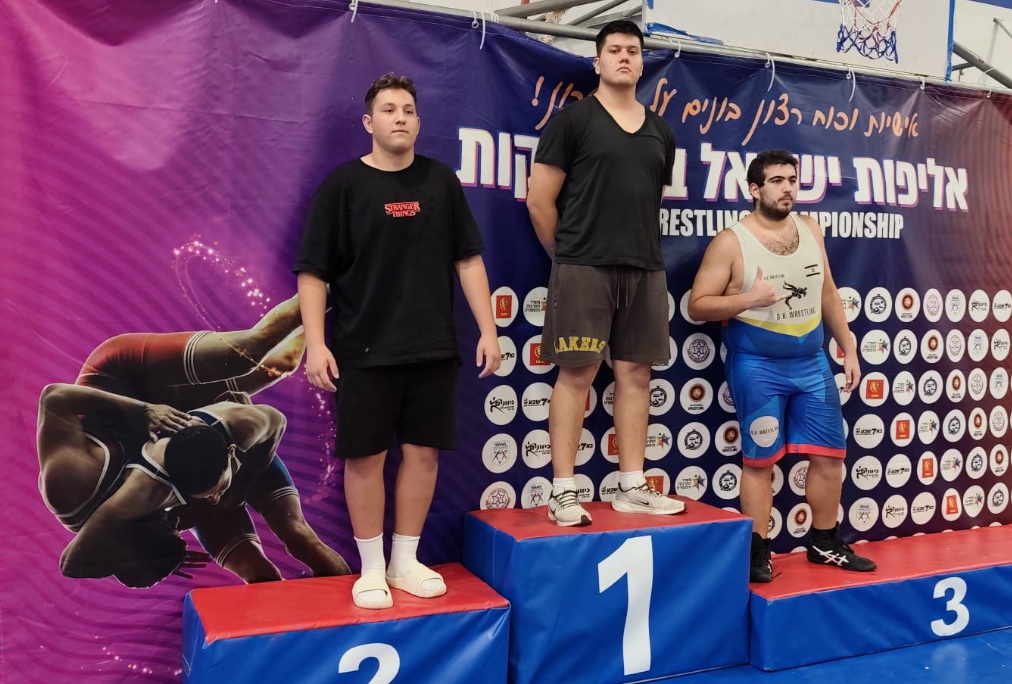 מתאבקי הפועל לוד הצעירים על הפודיום