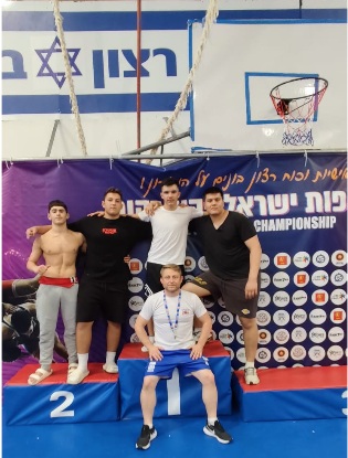 המתאבקים הצעירים עם המאמן ולדימיר קסובסקי