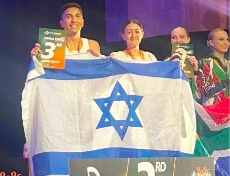 איימי ויהלי מקבלים את הבשורה על הזכייה במקום השלישי בעולם