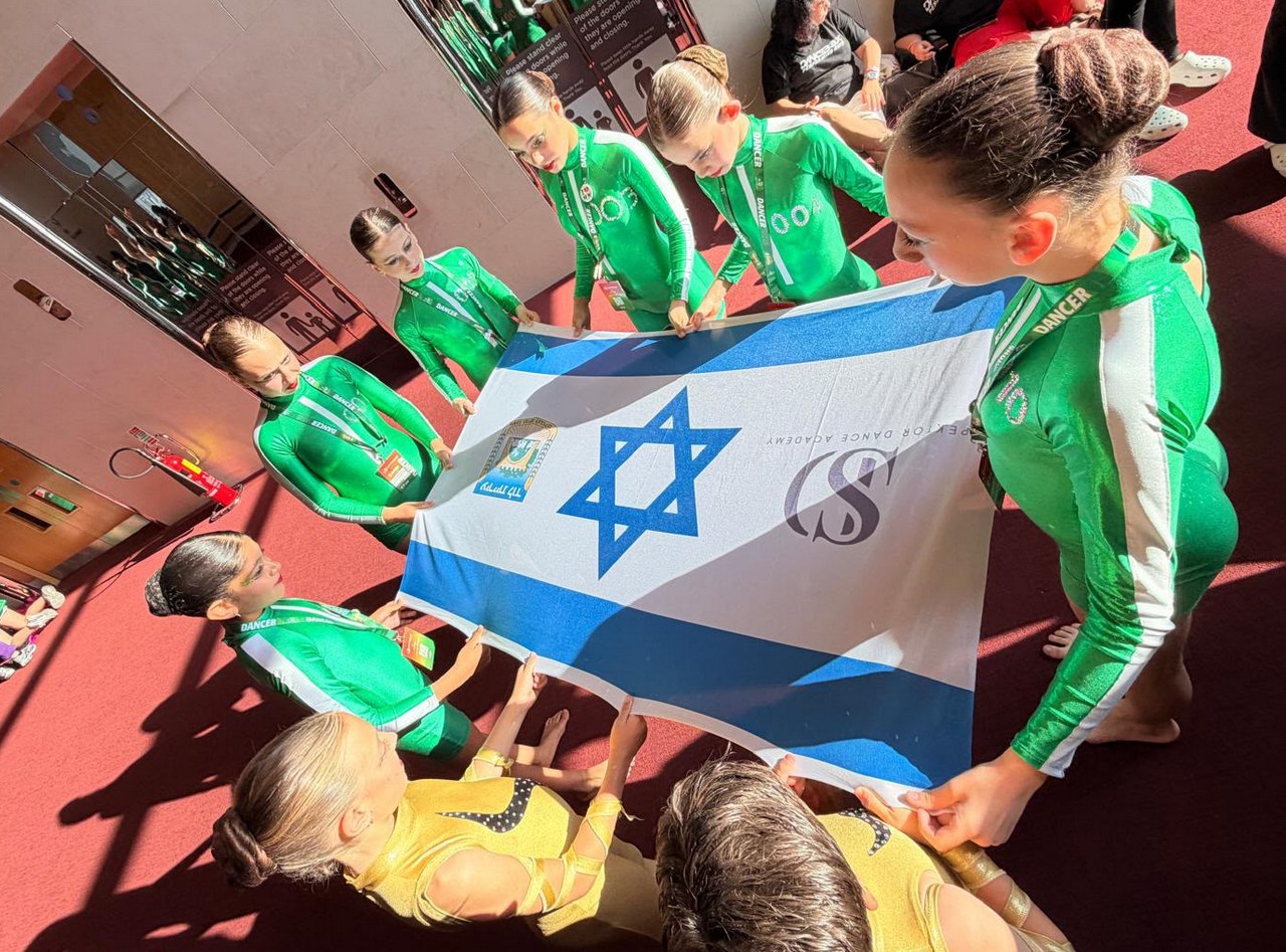 מתעמלות סטודיו ספקטור דנסינג עם דגל ישראל באליפות העולם